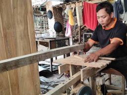 Berhenti Mengajar, Guru Honorer di Ponorogo Sukses Jadi Perajin Peralatan Panah