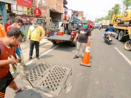 Balita Tenggelam di Gorong-gorong Surabaya Belum Ditemukan, Sampah Jadi Kendala