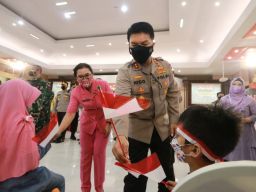 Polisi Santuni Anak-anak Yatim Piatu Terdampak Covid-19 di Kota Malang