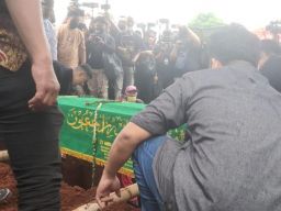 Dihadiri Teman Artis, Pemakaman Vanessa Angel dan Suami Diguyur Gerimis