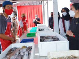 Kunjungi Banyuwangi, Puan Borong Olahan Laut UMKM