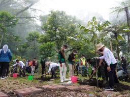 Gotong Royong Nanduri Gunung di Kawasan Hulu Kota Batu