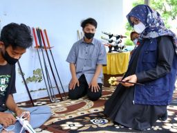 Keren! Anak Muda Desa Banyuwangi Raup Puluhan Juta dari Produksi Replika Samurai