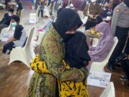 Kehadiran Risma Bikin Anak-anak Korban Covid-19 di Pasuruan Menangis