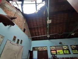 Miris, Atap Kelas SMP di Gresik Ambruk