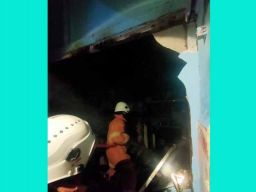 Rumah di Surabaya Terbakar, Mobil Damkar Sempat Terhalang Terop dan Mobil Parkir