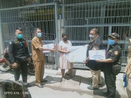 Rumah di Kalikedinding Surabaya Roboh, Pemilik Terima Bantuan Sembako