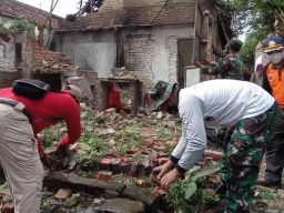 Hujan Angin di Madiun, Rumah Warga Rusak Tertimpa Pohon Tumbang
