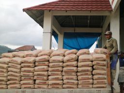 SIG Bantu 200 Sak Semen untuk Pembangunan Rumah Bagi Korban Banjir di Kota Batu