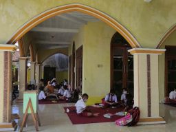 SDN 7 Tegalharjo, Banyuwangi Terpaksa Gelar KBM di Serambi Masjid