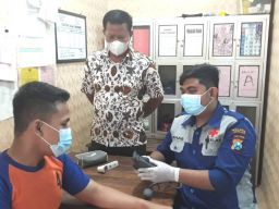 Tampang Sopir Vanessa Angel Saat Ditahan di Polres Jombang