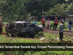 Video: Mobil Tersambar Kereta Api, Empat Penumpang Tewas
