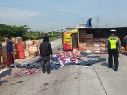 Truk Muat Buah Naga Terguling di Tol Gempas, Arus Lalu Lintas Sempat Tersendat
