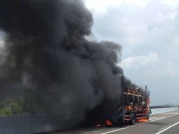 Truk Muat Sepeda Motor Bekas dari Jakarta Terbakar di Tol Madiun-Nganjuk
