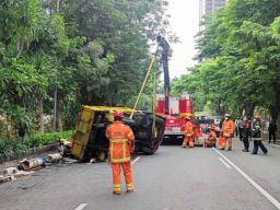 Truk Engkel Pecah Ban hingga Terbalik di Surabaya, Sopir Terluka