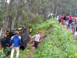 Hindari Tabrakan dengan Motor Misterius, Truk Terguling di Hutan Ponorogo