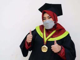 Cerita Haru Mahasiswi FK UM Surabaya Tuntaskan Skripsi saat Dirawat di ICU