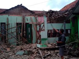 Atap Gedung Aula Kelurahan Jrebeng Lor Kota Probolinggo Ambruk