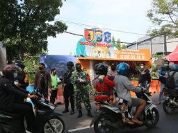 Sambut Tahun Baru, Polsek Sukolilo Bagikan 10.000 Masker