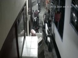 Aksi Bandit Motor Satroni Kampung Karangpilang, Surabaya Terekam CCTV