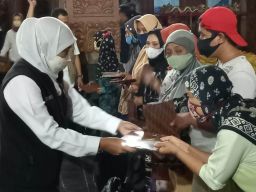 Khofifah Beri Santunan Keluarga Korban Jembatan Ambrol di Ponorogo