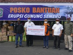 SIG Salurkan Bantuan Bahan Makanan dan Perlengkapan untuk Korban Erupsi Semeru