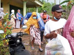 Pengungsi Korban Erupsi Semeru Dapat Paket Tidur dari Smelting