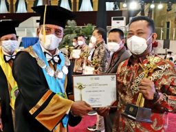 Pemkab Gresik Diganjar Penghargaan oleh Unesa dan Unair