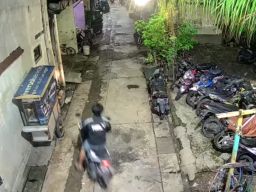 Aksi Maling Motor Matik di Pandegiling Terekam CCTV