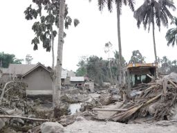 Bantu Komunikasi Tim Evakuasi di Lumajang, Telkomsel Sediakan WiFi dan HP Gratis