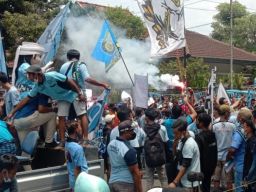 Ratusan Suporter Persela Kembali Gelar Demo