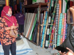 Emak-emak di Probolinggo Histeris Kasur Barunya Digondol Bentor