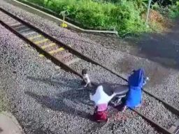 Tinggalkan Motornya yang Mogok di Rel Kereta Api, Gadis dan Dua Anak Selamat
