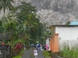 Gunung Semeru Erupsi, Warga Panik Selamatkan Diri