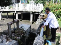 Bupati Gresik Temukan Kasur Bekas di Saluran Air Jalan Samanhudi