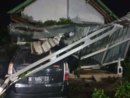 Hujan Angin Terjang Kota Probolinggo, Rumah dan Mobil Rusak Tertimpa Pohon