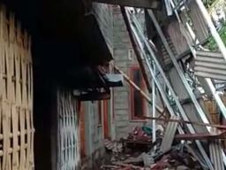 Hujan Es Diikuti Angin Kencang di Banyuwangi Rusak Atap Rumah Warga