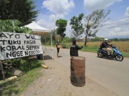 Jalan Rusak di Ponorogo Mulai Dicor Gunakan Uang Sumbangan yang Terkumpul