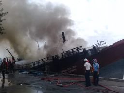 Ungkap Penyebab Kapal Ikan Terbakar di Probolinggo, Polisi Tunggu Pemadaman