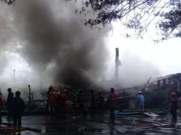 Kapal Pengangkut Ikan Terbakar di Probolinggo, 4 Unit Damkar Diterjunkan