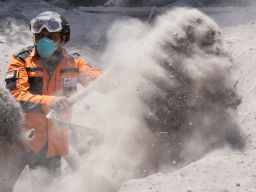 Khofifah Puji Kerja Keras Relawan Erupsi Gunung Semeru