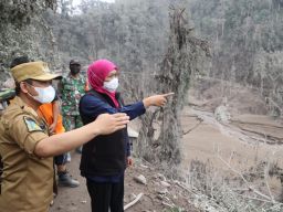 Foto: Gubernur Khofifah Kunjungi Pronojiwo Pastikan Kebutuhan Tercukupi