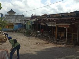 Jelang Revitalisasi, Kios Pasar Besar kota Batu Mulai Dibongkar