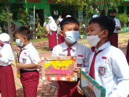 Siswa SD di Probolinggo Gelar Lelang Karya Bantu Korban Erupsi Semeru