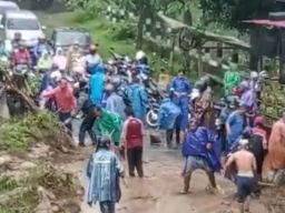 Hujan Deras, Akses Menuju Bromo Via Purwodadi Longsor