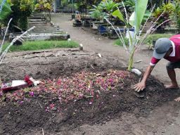 Banyak Pelayat Datang Mendoakan, Makam NW di Mojokerto Sempat Ambles