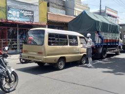 Kisah Manusia Silver di Surabaya, Rela Mengecat Tubuh Demi Cari Rezeki