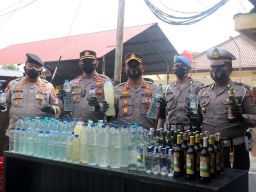 Ratusan Botol Miras dan Arak Jowo Disita Polisi di Ngawi Jelang Nataru