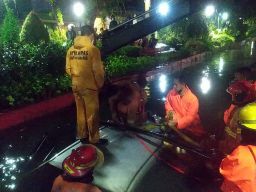Mobil Avanza Tercebur dalam Sungai di Surabaya