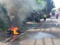 Berangkat Kerja, Motor Pria asal Gresik Terbakar di Jalan Tambak Osowilangun